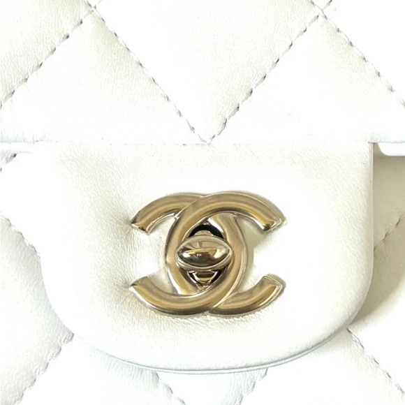 White Chanel butter soft leather in beautiful condition - Picture 5 of 12